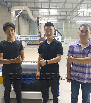 新款1325圓盤自動(dòng)換刀開(kāi)料機(jī)